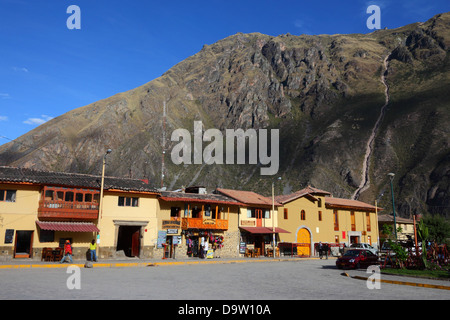 Vista della piazza principale di Plaza de Armas nel villaggio di Ollantaytambo, Valle Sacra, vicino a Cusco, Perù Foto Stock