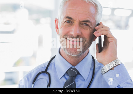 Medico parlando al telefono Foto Stock