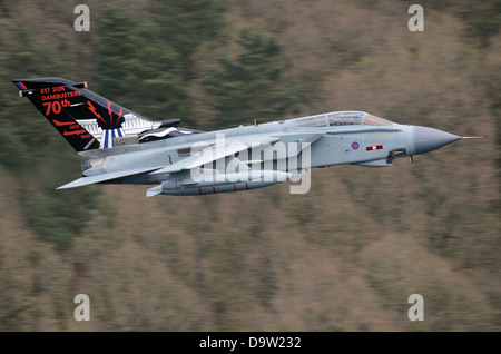 Un Tornado GR4 della RAF attuali 617 Squadrone Dambusters sporting offerte artwork sulla sua coda che commemora il raid vola basso. Spazio per la copia Foto Stock