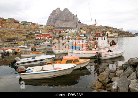 Uummannaq è casa di 1500 per la maggior parte residenti Inuit che guadagnano il loro livings la caccia e la pesca in Groenlandia Foto Stock