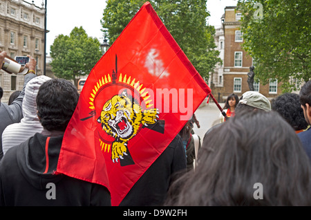Bandiera del Tamil Eelam sventolato in segno di protesta al di fuori di Downing Street Foto Stock