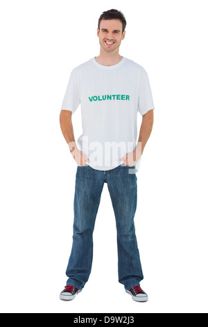 Attraente uomo che indossa volontario tshirt Foto Stock