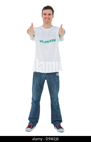 Attraente uomo che indossa volontario tshirt dando pollice in alto Foto Stock