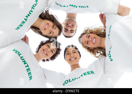 Basso angolo vista di persone che indossano volontario tshirt Foto Stock