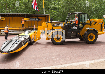 Il caricamento del JCB dieselmax con elevatore a forche su un autocarro. Foto Stock