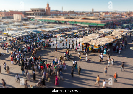 I passanti si radunano gli artisti di strada in Jeema El Fna al crepuscolo, Marrakech, Marocco, Africa Foto Stock