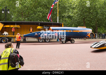 Progetto BLOODHOUND streamliner supersonico auto in procinto di essere caricato su un autocarro in Mall, Londra, Inghilterra. Foto Stock