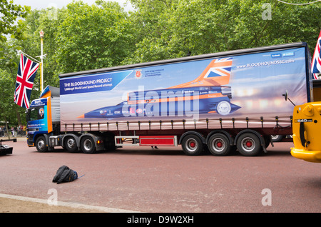 Camion sul Mall, Londra, sul quale è stato caricato il progetto BLOODHOUND streamliner supersonico auto. Foto Stock