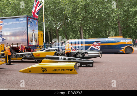 Progetto BLOODHOUND auto supersonica e la JCB Dieselmax auto viene caricato su camion sul Mall a Londra. Foto Stock