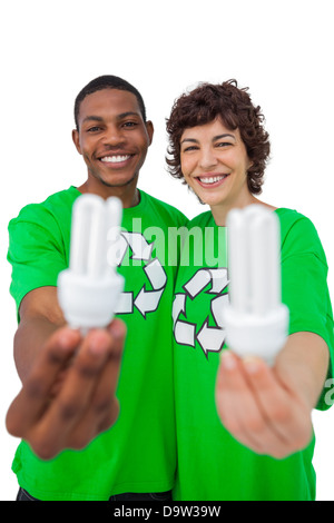 Gli attivisti holding lampadine a risparmio energetico Foto Stock