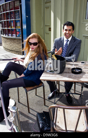 Moda giovane giovane celebrando con vino spumante Foto Stock