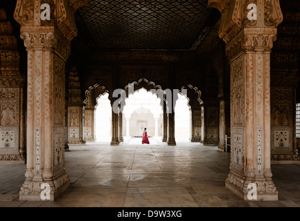 Guardando attraverso il Diwan-iKhas verso Hamams presso il Red Fort in New Delhi, India. Foto Stock