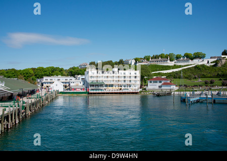 Michigan, Lago Huron, isola di Mackinac. Haldimand Bay, Arnold Pier e vista sul porto Foto Stock