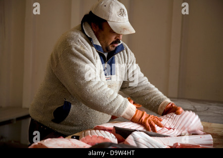 Un fiocco tradizionale della dieta Inuit, carne di balena (Minke è questa istanza) è venduto a questo stand in Qeqertarsuaq, Groenlandia. Foto Stock