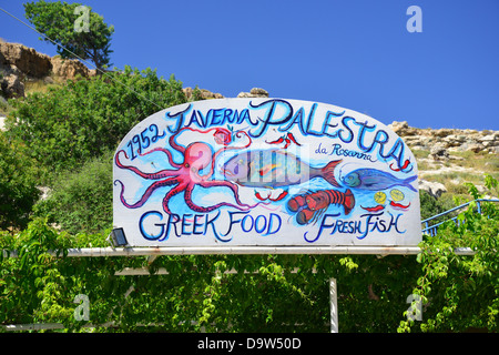 Taverna segno sul Lindos spiaggia principale di Lindos Rodi (Rodi), del Dodecaneso, Egeo Meridionale Regione, Grecia Foto Stock