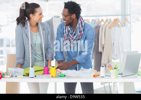 Sorridente fashion designer che lavorano insieme Foto Stock