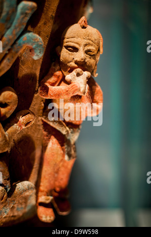 Olmec dio Prehispanic scultura attaccata a una pentola di creta, trovati in Cacaxtla sito archeologico, in Tlaxcala, Messico Foto Stock