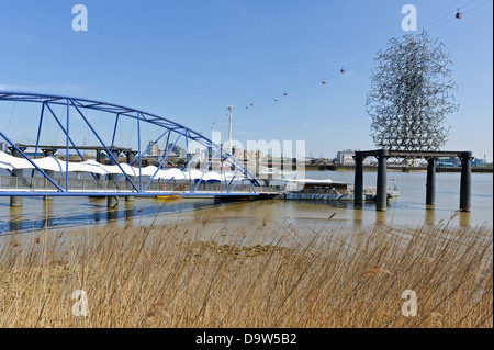 "Quantum Cloud' scultura di filo da Anthony Gormley sul fiume Tamigi, Greenwich, Inghilterra, Regno Unito. Foto Stock