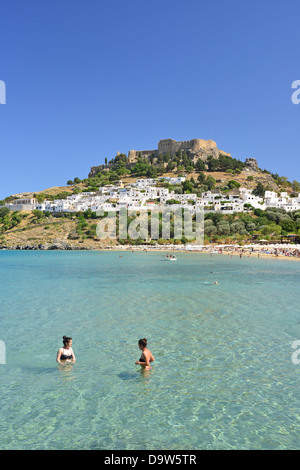 Città e acropoli di Lindos spiaggia principale di Lindos Rodi (Rodi), del Dodecaneso, Egeo Meridionale Regione, Grecia Foto Stock