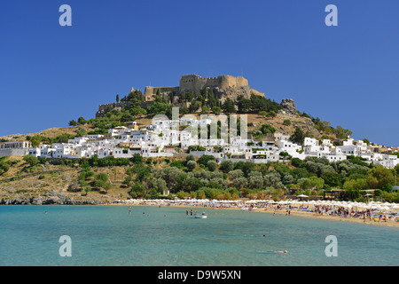 Città e acropoli di Lindos spiaggia principale di Lindos Rodi (Rodi), del Dodecaneso, Egeo Meridionale Regione, Grecia Foto Stock