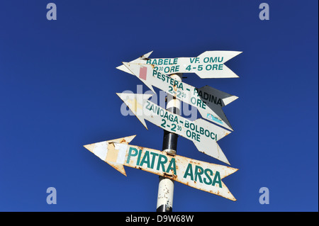 Le direzioni e le distanze segno, montagne di Bucegi, Romania Foto Stock