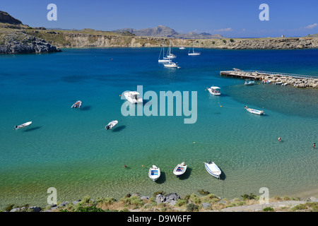 Vista della baia e Spiaggia di Pallas, Lindos Rodi (Rodi), del Dodecaneso, Egeo Meridionale Regione, Grecia Foto Stock