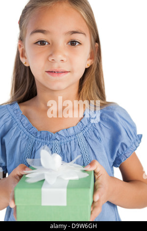 Ritratto di un sorridente bambina tenendo un regalo avvolto Foto Stock