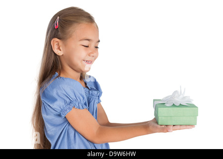 La bionda bambina dando un presente Foto Stock