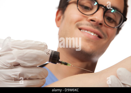 Voce maschile medico infermiere prendendo campioni di sangue con ago e siringa Foto Stock