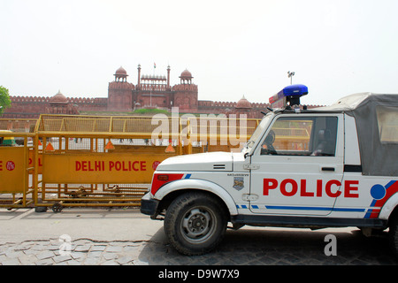 Un veicolo di polizia al di fuori della Red Fort, New Delhi, India Foto Stock