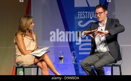 Giugno 26, 2013 - Aspen, Colorado, Stati Uniti - ABC News corrispondente speciale Katie Couric interviste New York Times columnist nate di argento durante l'Aspen idee Festival.(Immagine di credito: © Brian Cahn/ZUMAPRESS.com) Foto Stock