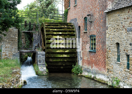 Il Vecchio Mulino. Macellazione inferiore. Cotswolds, Gloucestershire, Inghilterra Foto Stock