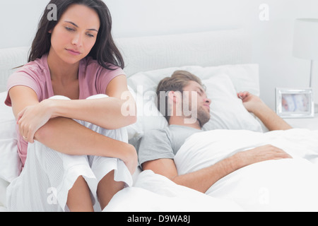 Ha sottolineato la donna nel suo letto Foto Stock