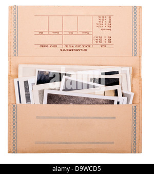 Vecchie foto in bianco e nero in un vintage photo wallet isolato su bianco Foto Stock