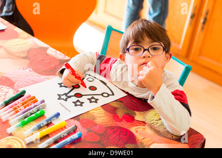 7 anni vecchio ragazzo della sindrome di down educati in un IME. Medical-Educational Institute of Montmoreau, Charente. Foto Stock