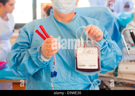 Il sangue del cordone ombelicale cellule staminali sacchetto di raccolta del sangue placentare di Ostetricia e Ginecologia Ospedale di Limoges FRANCIA. Foto Stock