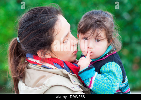 2 e una metà anno vecchia ragazza con sindrome di Down con sua madre Foto Stock