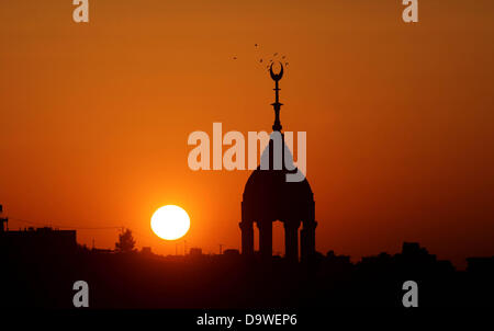 Ramallah, West Bank, Territorio palestinese. Il 26 giugno, 2013. Una moschea è visto durante il tramonto in Cisgiordania città di Ramallah, il 26 giugno 2013 Credit: Issam Rimawi APA/images/ZUMAPRESS.com/Alamy Live News Foto Stock