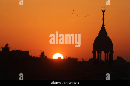 Ramallah, West Bank, Territorio palestinese. Il 26 giugno, 2013. Una moschea è visto durante il tramonto in Cisgiordania città di Ramallah, il 26 giugno 2013 Credit: Issam Rimawi APA/images/ZUMAPRESS.com/Alamy Live News Foto Stock