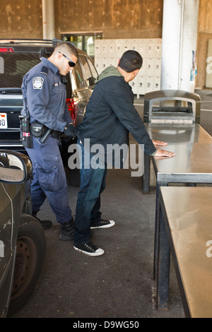 Una foto che mostra un Office of Field Operations (OFO) acchiappa e cerca al valico di frontiera di San Ysidro in California nel 2012. L'immagine fornisce informazioni sulle procedure di sicurezza delle frontiere. Foto Stock