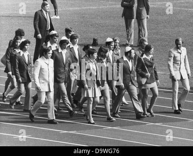 I restanti membri del team israeliano immettere lo Stadio Olimpico di Monaco di Baviera per il lutto cerimonia svoltasi il 6 settembre nel 1972. Arabo i terroristi del gruppo 'Black Settembre" era entrato nel villaggio di mattina del 5 settembre nel 1972, sopraffatto nove atleti e sparato a due. Il loro ultimatum: Rilascio di duecento catturato palestinesi e il ritiro gratuito con i restanti ostaggi. In serata i terroristi e gli ostaggi ha preso un elicottero per la base aerea militare di Fuerstenfeldbruck. Ore più tardi, l'operazione di rilascio non riuscita. Tutti i nove ostaggi, cinque terroristi e Foto Stock