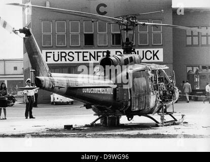 Il relitto di un elicottero dell'Ufficio federale di polizia di frontiera è in piedi presso l'aeroporto militare Fürstenfeldbruck il 6 settembre 1972. In questo elicottero, nove membri del popolo israeliano squadra olimpica di Monaco di Baviera i Giochi Estivi morì nella notte del 6 settembre 1972. Essi sono stati presi in ostaggio dai terroristi arabo del gruppo 'Black Settembre " il 5 settembre 1972 durante un attacco alla loro sistemazione nel villaggio olimpico, dove due israeliani sono stati uccisi. Durante la fallita operazione di salvataggio, un monaco di baviera funzionario di polizia e cinque terroristi hanno perso anche la loro vita. Foto Stock