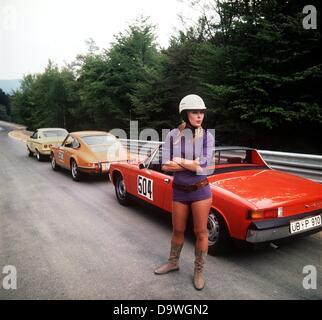 Attrice tedesca Elke Sommer partecipa a un corso per lo sport i piloti al Nuerburgring in hot pants, stivali e casco il 12 maggio 1971. Foto Stock