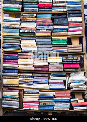 Libri su uno scaffale venduti nel centro di Tbilisi, Georgia. Foto Stock