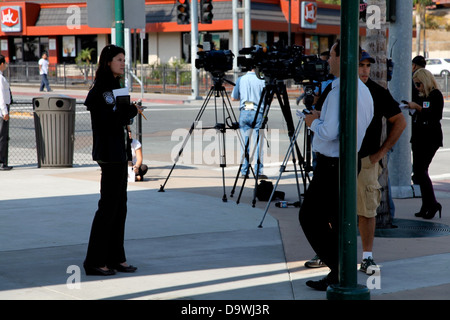 Una fotografia raffigurante il personale della dogana e della protezione delle frontiere degli Stati Uniti che pattuglia l'area di San Ysidro, un passaggio di frontiera fondamentale. L'immagine sottolinea il ruolo della sicurezza delle frontiere nelle forze dell'ordine degli Stati Uniti. Foto Stock