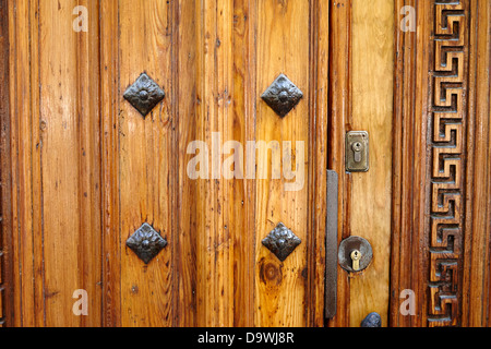 Porta i mobili sono vecchi spagnolo porta in legno Barcellona Catalonia Spagna Foto Stock