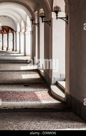 Una medioevale strada laterale arcuata nel Castello di Praga district, Repubblica Ceca. Foto Stock