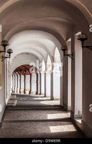 Una medioevale strada laterale arcuata nel Castello di Praga district, Repubblica Ceca. Foto Stock