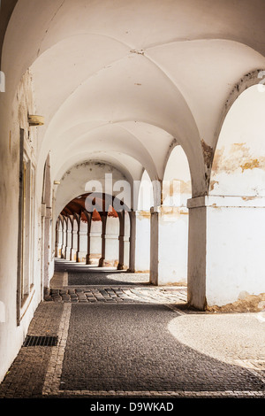Un medievale lato arcuato-street nel Castello di Praga district, Repubblica Ceca. Foto Stock