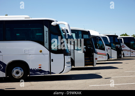 Spagnolo pullman autobus parcheggiato a una attrazione turistica di Salou, Catalogna, Spagna Foto Stock